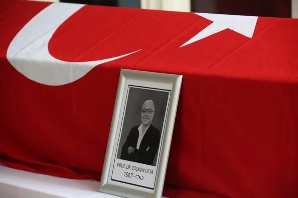 Akdeniz Üniversitesi Hastanesi’nin acı günü: Prof. Dr. Coşkun Usta son yolculuğuna uğurlandı